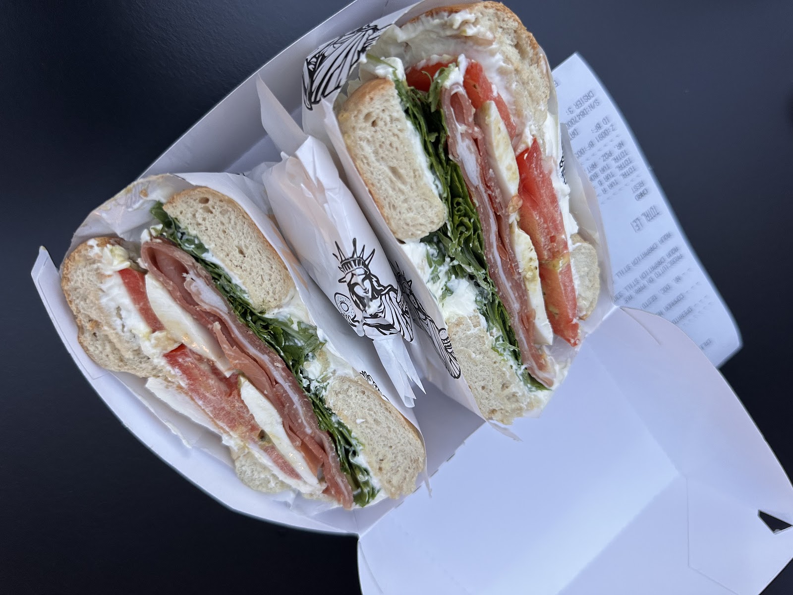 Bagel cu lox: cream cheese, somon afumat, roșii, rucola, în ambalaj cu Statuia Libertății