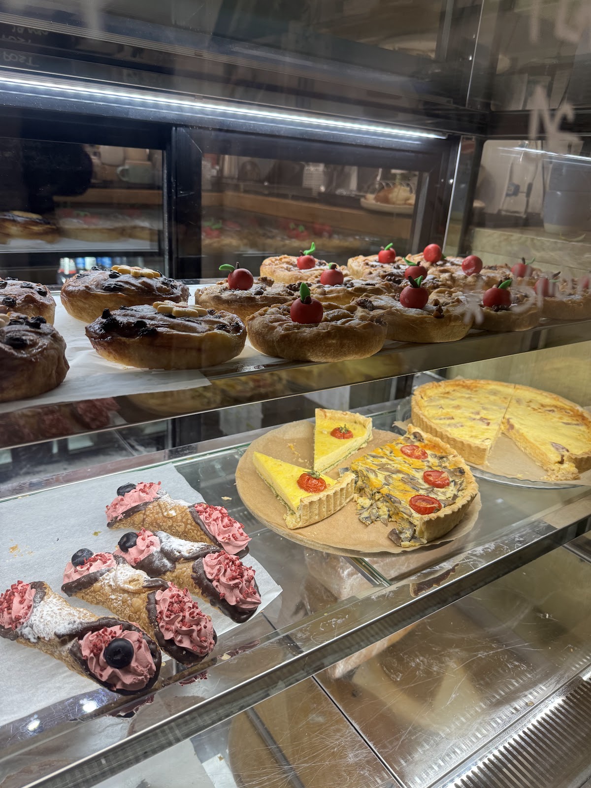 Vitrina cu cannoli, tarte și quiche la Coffee & Stories